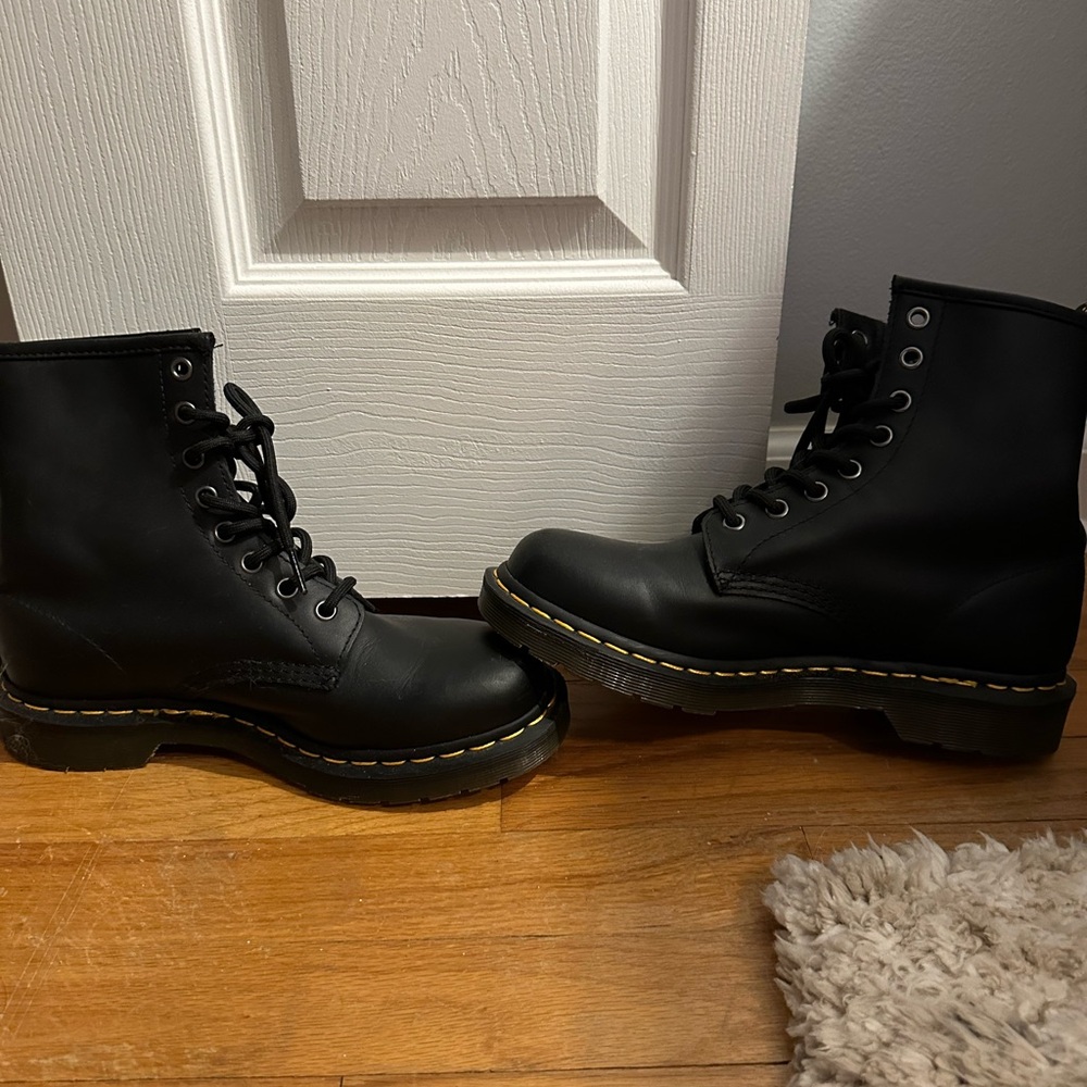 Women’s size 8 doc martens worn once perfect condition